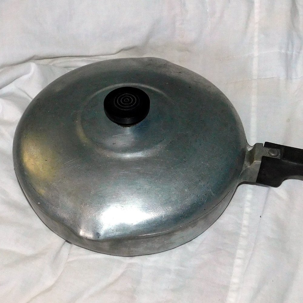 Magnalite GHC 9 3/4 " Skillet Frying Pan with Lid Double Spout Vintage Cast Alum